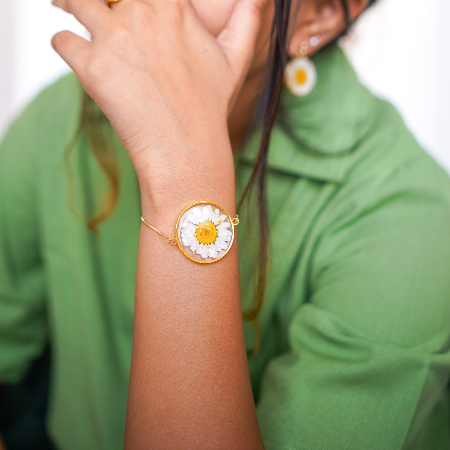 White Daisy Bracelets (Gold Shimmer)