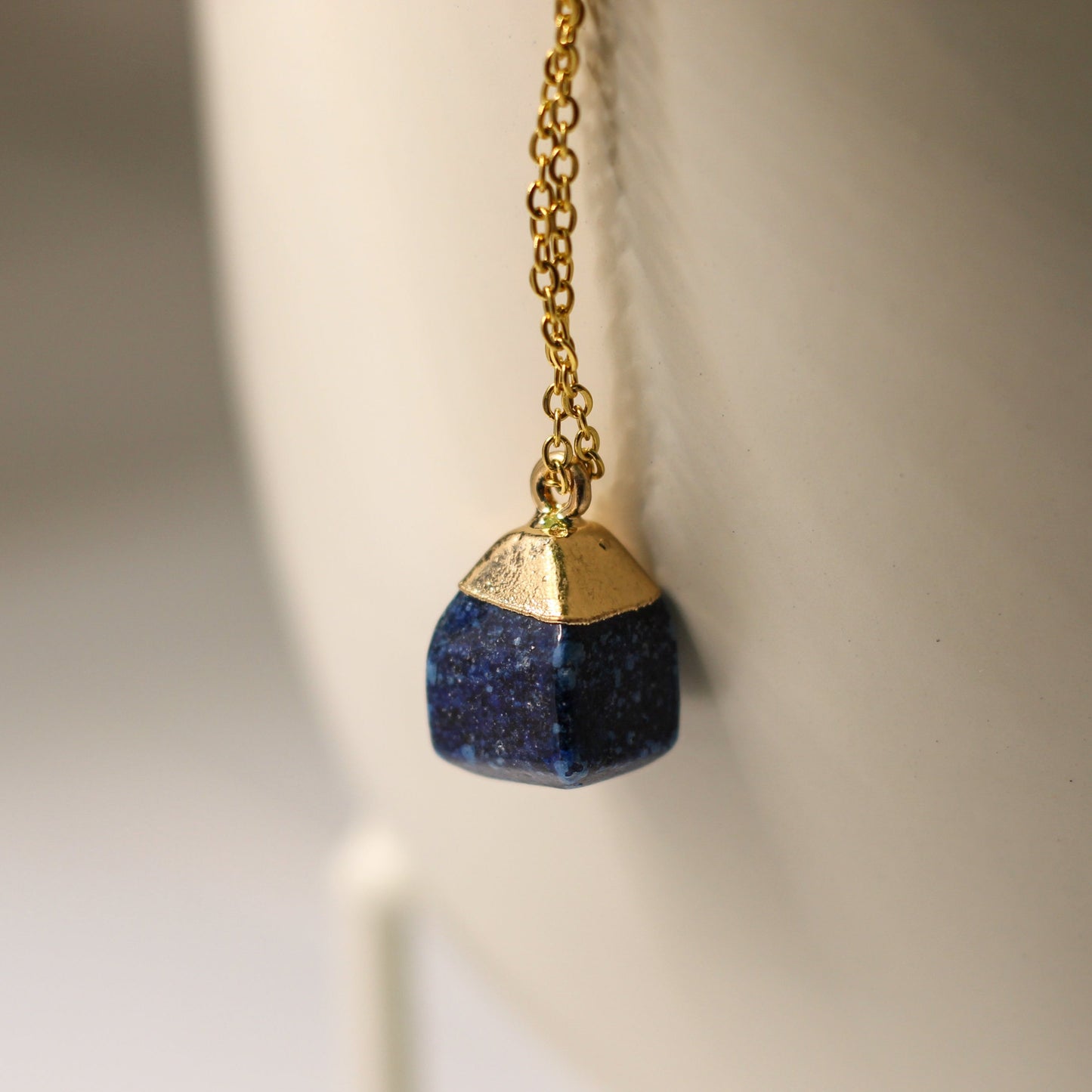 Raw Stone Crystal Necklace Square (Navy Blue)